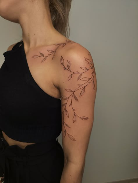 stunning flowing vine by @sointutattoo  #flowtattoo #vinetattoo Vine On Collar Bone Tattoo, Vine Tattoos On Shoulder, Vine On Shoulder Tattoo, Vines Up Arm Tattoo, Back Tattoo Women Vines, Vine On Arm Tattoo, Flower Side Neck Tattoo, Vine Up Arm Tattoo, Vine Branch Tattoo