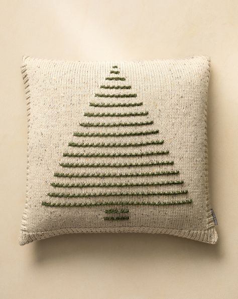 Knit Throw Pillows, Knitted Home Decor, Knitted Pillow Covers, Knit Pillow Pattern, Knit Tree, Knit Pillow Cover, Holiday Bed, Winter Throw Pillows, Fall Pumpkin Crafts