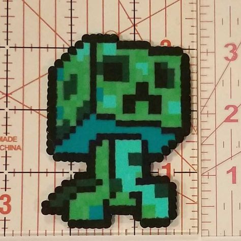 Creeper mincraft made out of perler beads. Perler Creations, Creepers, Perler Bead Patterns, Perler Beads, Making Out, Beading Patterns, Minecraft, Pixel Art, Beads