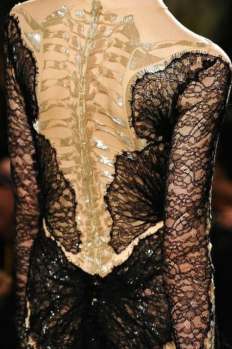 Marchesa Fall 2012 Anatomical Dresses Detail Couture, Black Lace Dress, Marchesa, Fashion Details, Moda Fashion, Passion For Fashion, Karl Lagerfeld, Runway Fashion, Black Lace