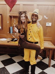 Great couple of lovers Diy Monkey Costume, Curious George Costume, Monkey Halloween Costume, Monkey Costume, Halloween Costume Women, Monkey Costumes, Halloween Couple, Diy Halloween Costumes For Women, Couple Costumes