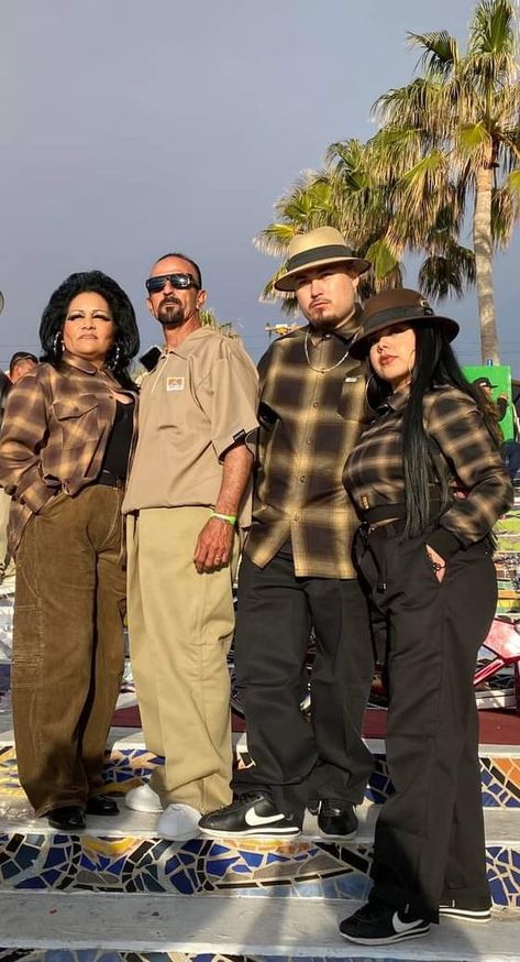 Chola Party, Chola Outfit, Gangster Outfit, Chicano Culture, 1940s Mens Fashion, Gangster Costumes, Chica Chola, Group Picture Poses, Latin Fashion