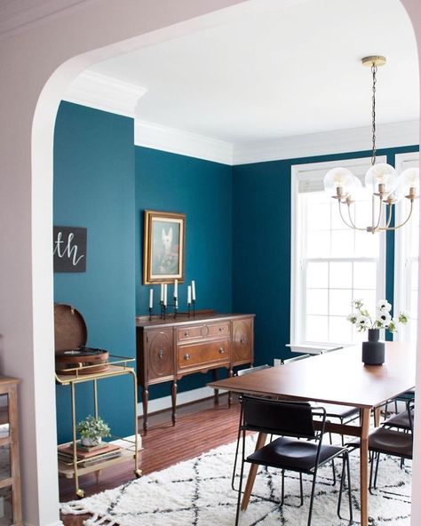 Hunker on Instagram: “Bold teal dining room inspo 😍 (📷 submitted by @cassmakeshome) Link in bio for more ways to use blue in the dining room.” Teal Dining Room, Dark Blue Dining Room, Dining Room Teal, Moody Dining Room, Dining Room Navy, Teal Living Rooms, Dining Room Paint, Dining Room Cozy, Dining Room Blue