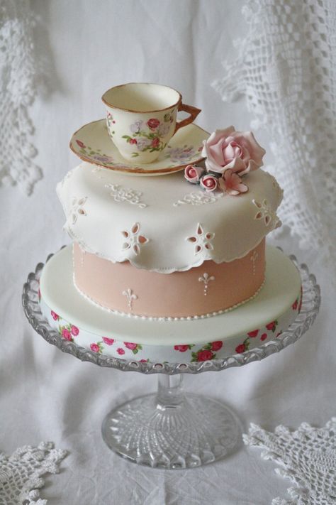 Cup Of Tea Cake, Tea Theme Cake, Vintage Wedding Cake Designs, Teapot Cake Ideas, Tea Cup Shaped Cake, Teapot Birthday Cake, Cup Of Tea Cake Design, Teacup Cake, Kitchen Luxury