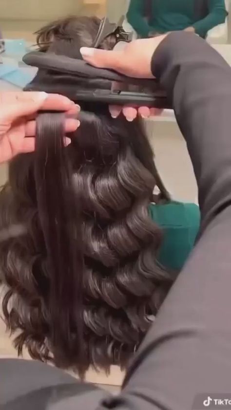 Pin en Hair videos collection Curling Tutorial, Hair Curling Tutorial, Hair Curling Tips, Hairstyle Tutorials, Hair Curling, Haircut Styles, Hair Tips Video, Wavy Hairstyles, Hair Done