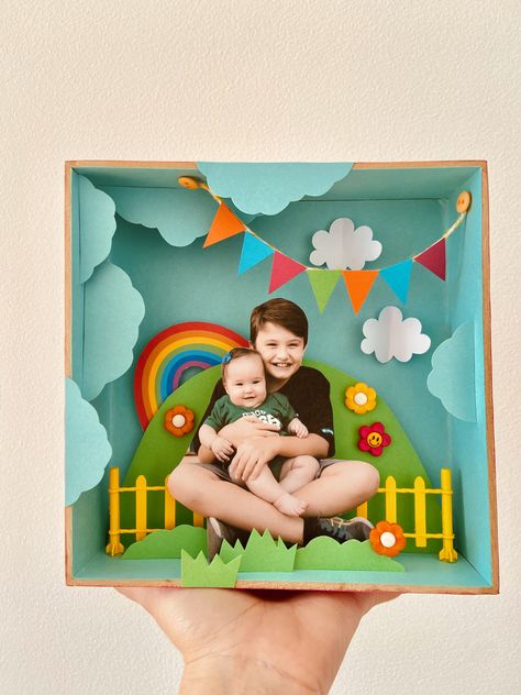 Diy Photo Frame Cardboard, 3d Photo Frame, Photo Collage Diy, Cardboard Crafts Kids, Photo Crafts, Children's Church Crafts, Cardboard Box Crafts, Diy Gift Set, Diy Outdoor Decor