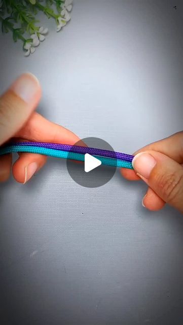 Life Hack Gadgets on Instagram: "how to make friendship bracelets for beginners" Friendship Bracelets For Beginners, Bracelets For Beginners, Making Friendship Bracelets, Friendship Bracelets Easy, Make Friendship Bracelets, Bracelets Easy, Bracelets Diy, Friendship Bracelets Diy, Life Hack