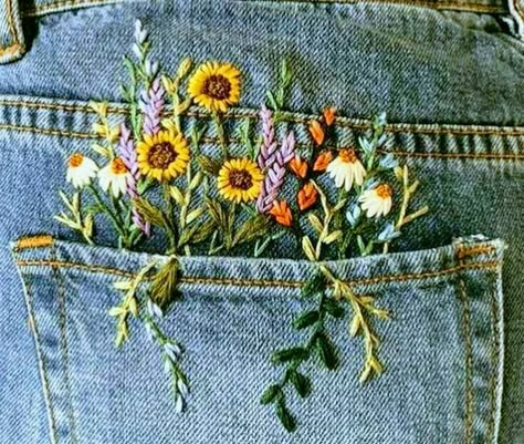 Artisanats Denim, Embroidery Jeans Diy, Clothes Embroidery Diy, Clothes Embroidery, Denim Embroidery, Embroidery Diy, Embroidery Stitches Tutorial, Hand Embroidery Projects, Denim Crafts