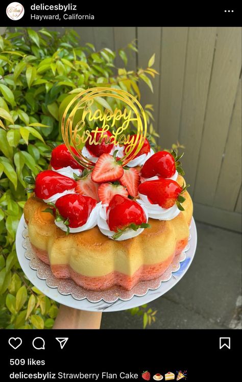 Flan Cake Decoration, Strawberry Flan Cake, Chocoflan Decoration Ideas, Flan Ideas, Brownie Milkshake Recipes, Chocoflan Cake, Choco Flan, Chocoflan Recipe, Bake Sale Packaging