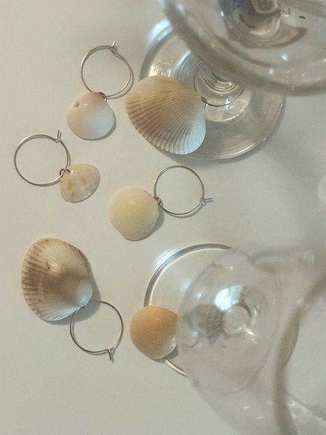 Assorted Real Shells with chain attached to wine charm Wine charm for Wine/Champagane flutes made with real shells. Homemade Wine Charms, Diy Wine Charms, Wine Glass Charm, Packaging Ideas Business, Bottle Charms, Wine Glass Charms, Packaging Ideas, Custom Wine, Wine Charms