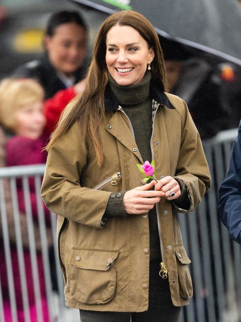 Kate Middleton Balmoral, Barbour Aesthetic, Barbour Jacket Women Outfit, British Style Women Outfits, British Old Money, Jacket Women Outfit, Sloan Ranger, Barbour Outfit, Barbour Jacket Women