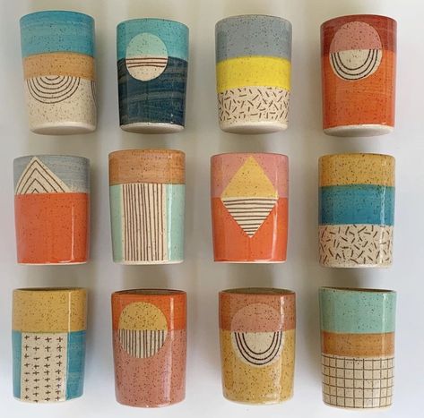 Poterie Ideas, Ceramics Pottery Mugs, Pottery Pots, Beginner Pottery, Painted Pots Diy, Pottery Handbuilding, Tanah Liat, Keramik Design, Colorful Ceramics