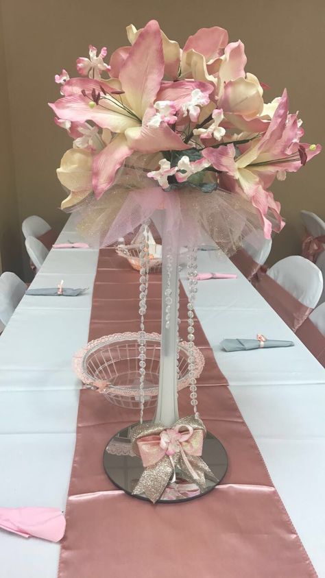 Cute Quince Centerpieces, Quince Pink Centerpieces, Flower Centerpieces For Quince, Quince Centerpieces Flowers, Center Piece Quinceañera, Pink Centerpieces Quinceanera, Pink Quince Centerpieces, Cute Centerpiece Ideas, Quince Table Setup