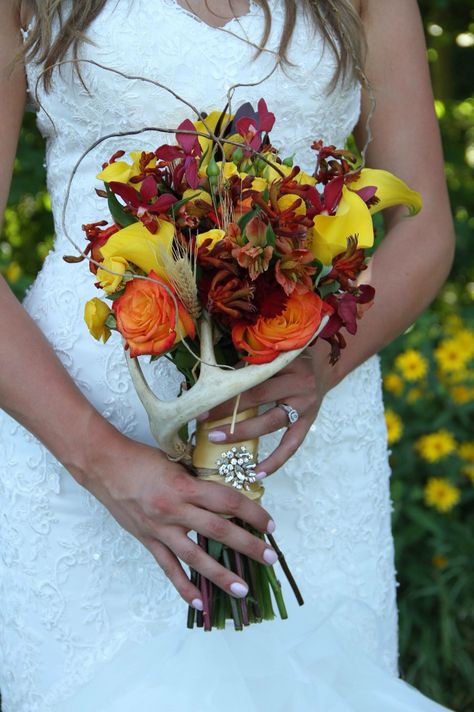 Hunting bouquet wedding flowers with antler no camo (August) Fall Wedding! Fall Wedding Rustic, Hunting Wedding, Country Wedding Flowers, Antler Wedding, Pagan Wedding, Wedding Flower Girl Basket, Camo Wedding, Country Wedding Dresses, Wedding Rustic