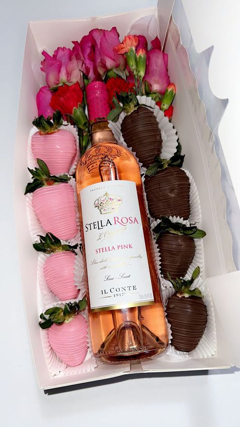 Wine Mothers Day Gifts, Mothers Day Arrangements Strawberries, Mother’s Day Strawberries, Diy Mother's Day Gift Basket, Wine Gifts Diy, Mothers Day Drawings, Mothers Day Desserts, Mothers Day Dinner, Stella Rosa