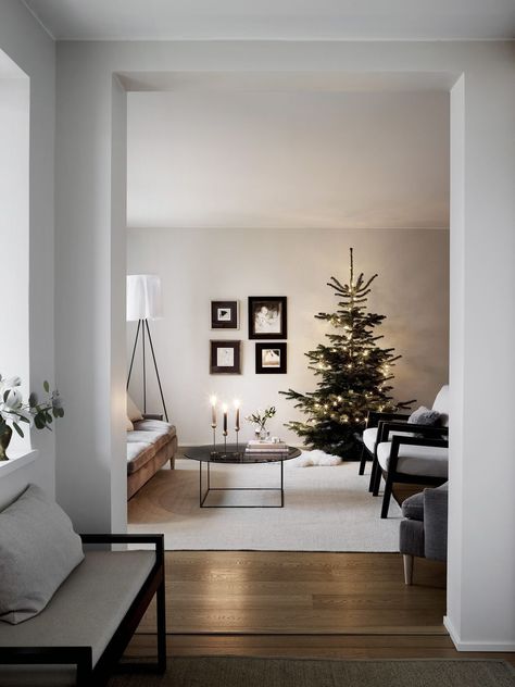 Finnish home with a minimalist take on Christmas decoration Minimalist Christmas Decor, Modern Christmas Decor, Simple Christmas Decor, Christmas Interiors, Christmas Decorations Living Room, 아파트 인테리어, White Christmas Decor, Christmas Living Rooms, Minimalist Christmas