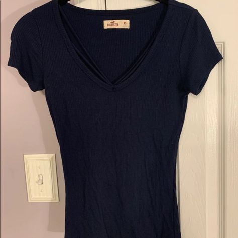 Navy Blue Hollister Short Sleeve Top With Chest Cutout New Without Tags 2010 Clothes, 2000 Tops, Tvd Outfits, 2000 Clothes, Hollister Clothes, 2000s Tops, 2000s Clothing, Hollister Shirts, Downtown Outfits