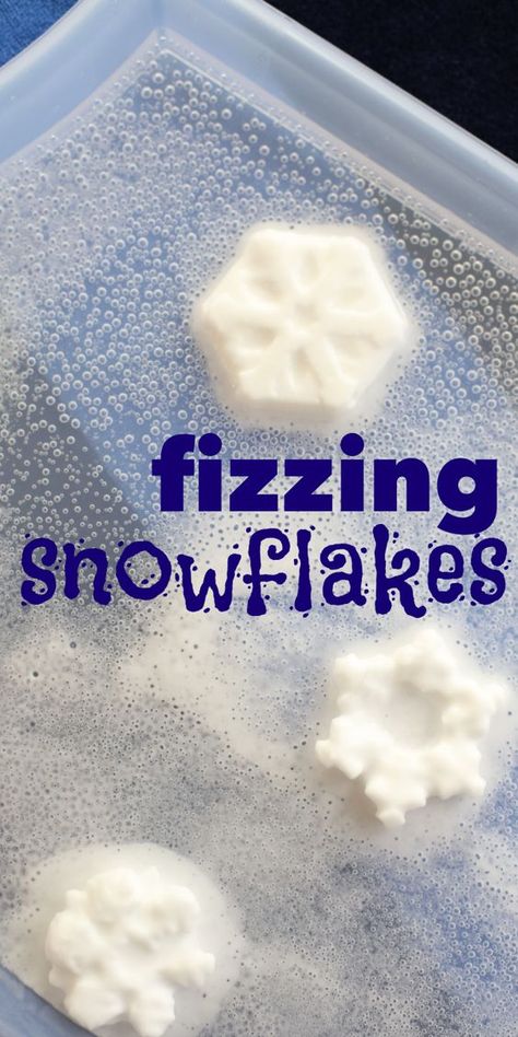 Fizzing Snowflakes - great science activity to do with kids in winter! Indoor Activity For Toddlers, Winter Lesson Plan, Kids Science Experiments, Winter Science, January Activities, Science Girl, Baking Soda And Vinegar, Winter Activities Preschool, Indoor Activities For Toddlers