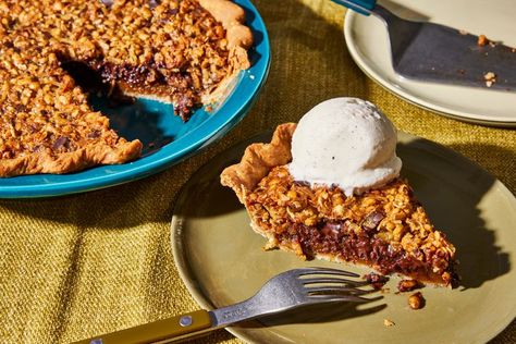 Chocolate Granola Pie Granola Pie, Leftover Pie, Butter Pecan Ice Cream, Delish Desserts, Pecan Ice Cream, Chocolate Pecan Pie, Chocolate Granola, Thanksgiving Pies, Chocolate Pie