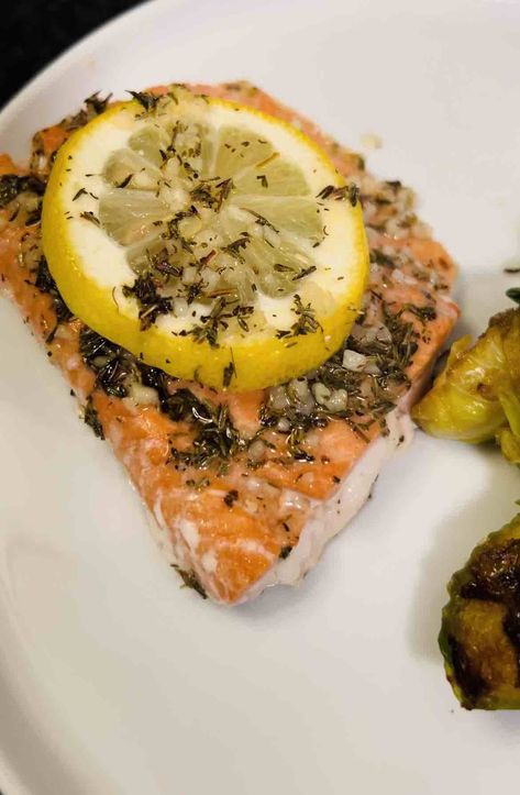 Easy Lemon Garlic AIP Baked Salmon (Paleo, Whole30) - FWDfuel Sports Nutrition Aip Salmon, Baked Salmon Recipe, Lemon Salmon, Gluten Free Potatoes, Aip Diet, Easy Salmon, Autoimmune Protocol, Baked Salmon Recipes, Salmon Filet