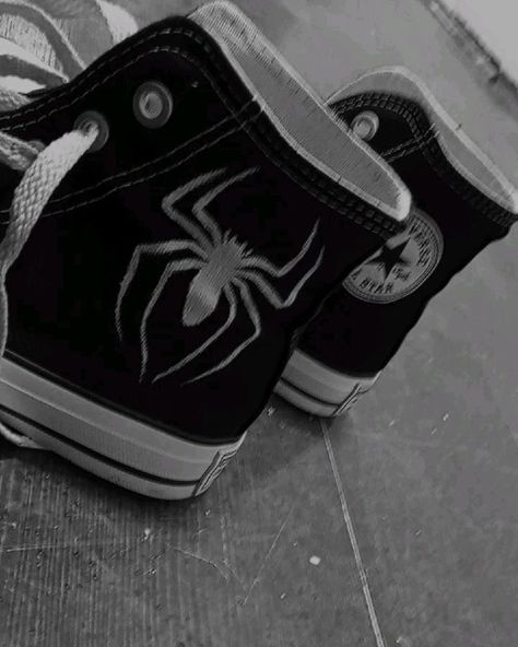 Miles Morales Converse, Spiderman Converse Drawing, Spiderman Converse, Spiderman Style, Customized Converse, Converse Ideas, Diy Converse, Converse Design, Spiderman Outfit