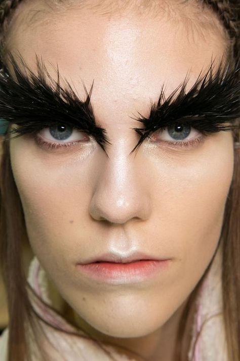 Feather eye-lashes Catwalk Makeup, Feather Eyelashes, High Fashion Makeup, Runway Beauty, Runway Makeup, Editorial Makeup, Beauty Editorial, Black Swan, Creative Makeup