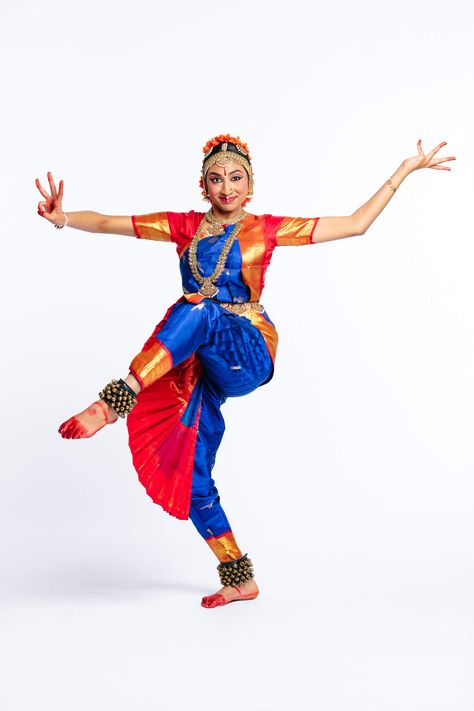 Kali Dance, Shakti Dance, Bharatanatyam Poses, Clothes Drawing, Dancing Figures, Human Figure Sketches, Indian Classical Dance, Portrait Shoot, Classical Dance