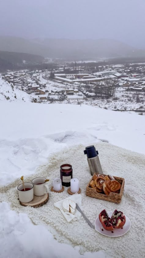 Picnic In The Snow, Picnic Aesthetic Winter, Winter Picnic Aesthetic, Winter Picnic Food Ideas, Winter Activities Aesthetic, Winter Birthday Aesthetic, Snow Picnic, Winter Aesthetic Nails, Dinner Recipes Winter