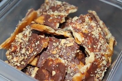 Easy chocolate Bark made with saltine crackers...not sure. Sweet And Saltines, Salted Caramel Pretzel Bark, Butter Brickle, Saltine Toffee, Holiday Treats Recipes, Toffee Bark, Pretzel Toffee, Almond Roca, Cracker Candy