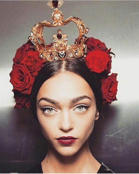 Peinado reina de corazones Spanish Bride, Rose Crown, Penteado Cabelo Curto, Dolce E Gabbana, Teen Vogue, Dolce & Gabbana, Model Photography, Headdress, Fashion Photo