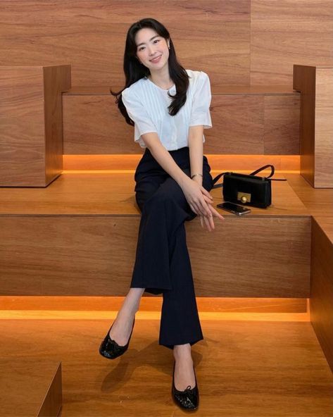 Korean Formal Outfit, Elegant Outfit Classy, Work Uniform, Office Casual Outfit, Ladies Blouse Designs, Casual Day Outfits, Classy Work Outfits, Stylish Work Outfits, Causual Outfits