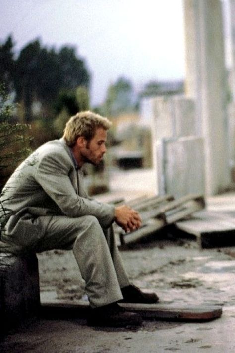 Memento Aesthetic Movie, Memento Movie Aesthetic, Memento Christopher Nolan, Memento Wallpaper Movie, Momento Movie, Memento Aesthetic, Christopher Nolan Aesthetic, Guy Pearce Memento, Memento Film