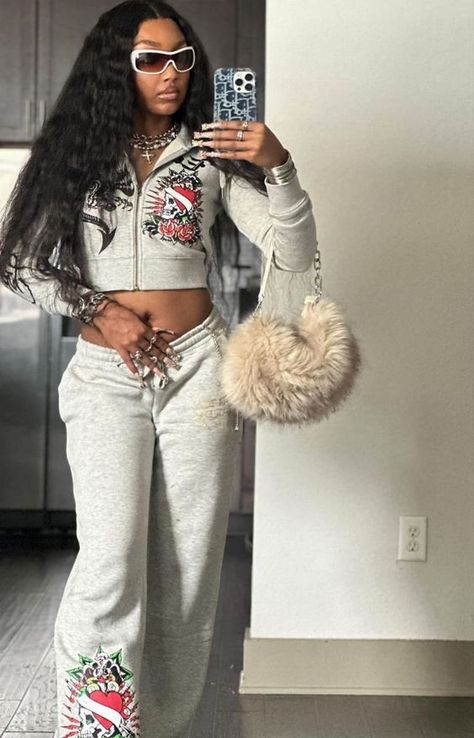 #follow #fashion #fashionable #fashionista #clothing #clothes #ootd #outfits #stylish #style #blogging #blogger #blog Essentials Outfit Black Women, Sweatsuit Outfits Women, Cool Sweatpants, Sweatpants Outfit Ideas, Sweatpants Outfits, Cozy Sweatpants, Baggy Sweatpants, Skandinavian Fashion, Sweatpants Outfit