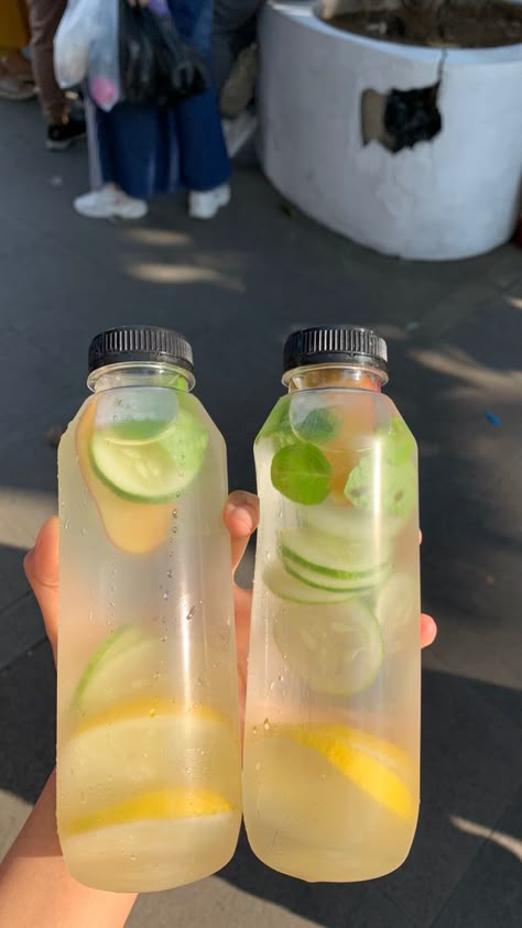 Infused Water Aesthetic, Flavoured Water, Detox Waters, Healthy Water Drinks, Fruit Smoothie Recipes Healthy, Bowl Party Food, Healthy Lunch Snacks, Infused Water Recipes, Infused Water Bottle