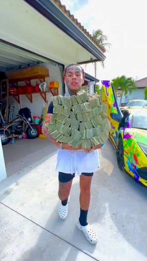 IceyJewelerz™️ on Instagram: “The toughest most gangsta richest rapper alive @6ix9ine flexing over 1.3 million in cash and showing off his luxury car collection…” Rappers Flexing Money, Rappers With Money, Small Face Tattoo Ideas, Face Tattoo Ideas For Men, Cute Face Tats, Small Face Tattoo, Tattoo Designs Cute, Luxury Car Collection, Face Tattoo Ideas