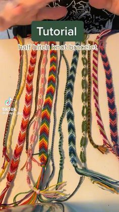 Simpul Makrame, Diy Bracelets With String, Half Hitch Knot, Diy Friendship Bracelets Tutorial, Friendship Bracelet Patterns Easy, Diy Bracelets Tutorials, Friendship Bracelets Tutorial, Pinterest Diy Crafts, Bracelet Craft Diy