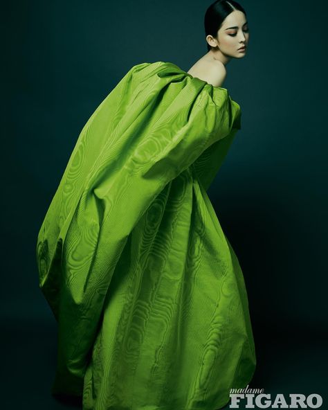 Instagram photo by 娜扎 • 4 November 2019 at 14:57 Dress Photoshoot Studio, Green Dress Photoshoot, Green Couture, Staged Photography, Ashi Studio, Meng Ziyi, Parrot Green, Dress Photoshoot, Madame Figaro