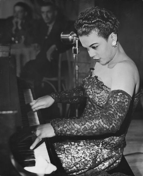 Hazel Scott, Beauty Crush, Playing The Piano, Vintage Black Glamour, Hair Icon, Black Hollywood, Jazz Musicians, Jazz Blues, African Diaspora