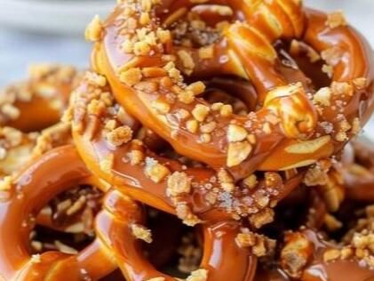 Butter Toffee Pretzels – A Sweet and Salty Snack with a Buttery Toffee Twist - NewsBreak Butter Toffee Pretzels Recipe, Sweet Pretzels, Butter Toffee Pretzels, Toffee Pretzels, Christmas Butter, Pretzel Toffee, Pork Chops And Gravy, Snack Mixes, Swirled Bread