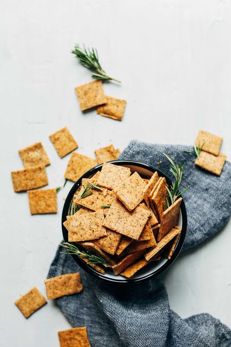 EASY Vegan Gluten-Free Crackers! 7 Ingredients, 1 Bowl, SUPER crispy and delicious! #vegan #glutenfree #crackers #rosemary #snack #recipe #minimalistbaker Gluten Free Cracker Recipe, Baba Ganush, Cracker Recipe, Make Almond Milk, Gluten Free Crackers, Minimalist Baker, Cracker Recipes, Vegan Thanksgiving, Vegan Snacks