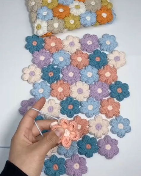 Crochet Puff Flower Bag, African Flower Crochet Pattern, Puff Flower, Crochet Puff Flower, Bag Video, Diy Crochet Bag, Mode Crochet, Knitting Machine Projects, Crochet Design Pattern