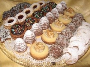 Recipe list of Czech and Slovak Christmas cookies | Czechmatediary We make the nut horns on the right. Czechoslovakian Recipes, Nut Horns, Christmas Patisserie, Bohemian Recipes, Slovak Christmas, Slovenian Recipes, Slovakian Food, Christmas Abroad, Czech Desserts