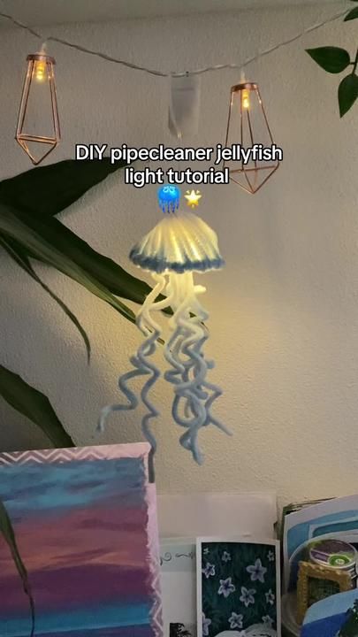 Pipe Cleaner Jellyfish, Diy Jellyfish Lantern, Diy Jellyfish Decoration, Ocean Room Decor, Diy Jellyfish, Diy Jelly, Jellyfish Light, Easy Diy Room Decor, Pipe Cleaner Crafts