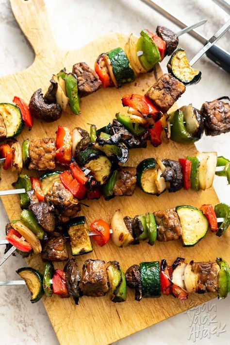 Marinated Tempeh Veggie Skewers Bbq Party Menu, Summer Skewers, Veggie Kebabs, Marinated Tempeh, Veggie Kabobs, Vegetarian Bbq, Party Menu Ideas, Grilling Kabobs, Balsamic Pork