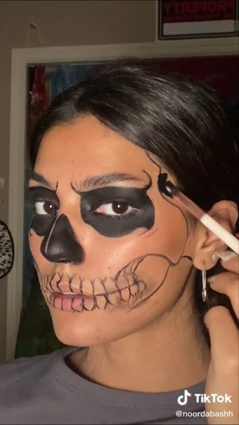 Skeleton Makeup On Men, Easy Skull Makeup Men, Skull Makeup Men, Simple Skull Makeup, Skull Makeup Easy, Easy Skeleton Makeup Tutorial, Easy Skeleton Makeup, Skeleton Face Makeup, Skull Face Makeup