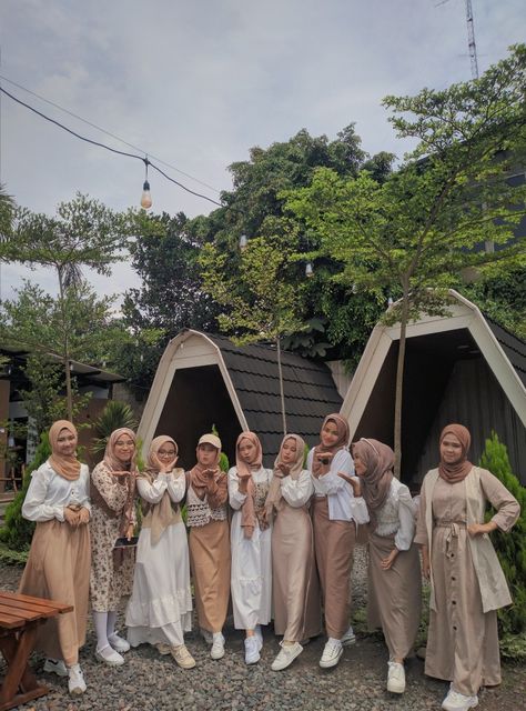 #yearbook #vintage #clasicbeige #nuansacokelat #ootd #aesthetic #vibesvintage #cafe #outfitvintage Ootd Baju Cream Hijab, Tema Yearbook Vintage, Yearbook Vintage Outfit Hijab, Gaun Vintage Hijab, Outfit Yearbook Vintage, Vintage Outfits Hijab Year Book, Ootd Hijab Vintage Style, Ootd Earth Tone Hijab, Vintage Style Hijab