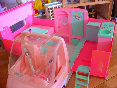 Barbie rv .OMG this is what i would have to say is EXACTLY what mine looked like! <3 <3 Barbie Camper Van, Barbie Van, Dollhouse Doll Clothes, Barbie Camper, Barbie Nostalgia, Barbie Playsets, Barbie Fashion Sketches, Barbie 90s, Barbie Sets