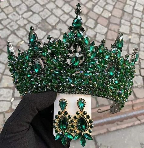 Emerald Green Quinceanera Theme, Quince Crowns, Trendy Gold Necklace, Quince Crown, Green Quinceanera Theme, Edgy Bridal, Quinceanera Jewelry, Quinceanera Themes Dresses, Quinceanera Crown