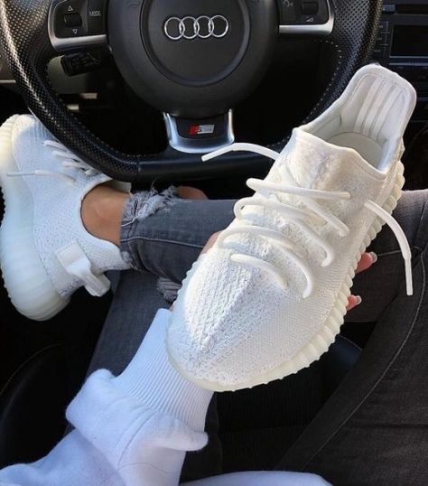 White Nike Shoes Womens, Kasut Nike, White Sneakers Outfit, Sneaker Outfits, Sneaker Trend, White Sneakers Men, White Nike Shoes, White Tennis Shoes, Yeezy Sneakers