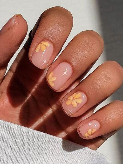 short spring nails: yellow flowers Really Short Nails, Slay Nails, Short Nails Summer, Simple Spring Nails, Summer Nails 2024, Kiss Nails, Summer Manicure, Cute Spring Nails, Minimal Nails